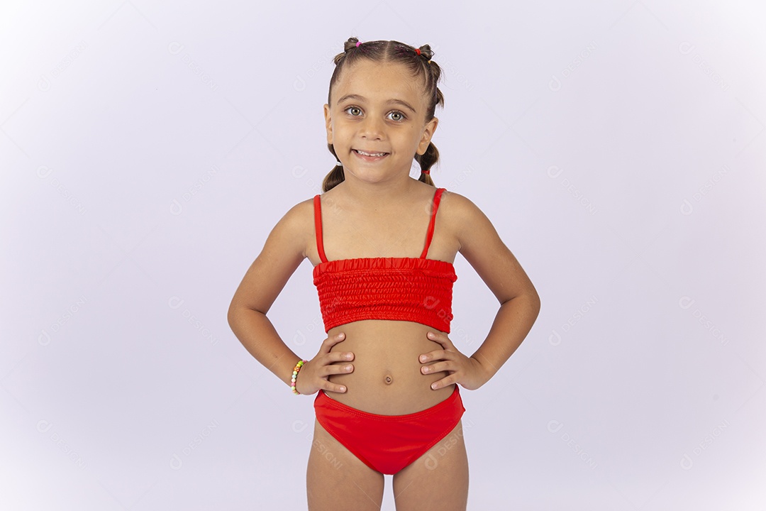 Linda menina vestida de biquíni laranja sobre um fundo isolado branco.