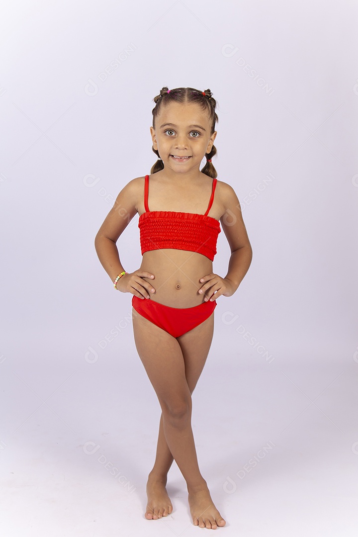 Criança vestida de biquini laranja sobre um fundo isolado branco.