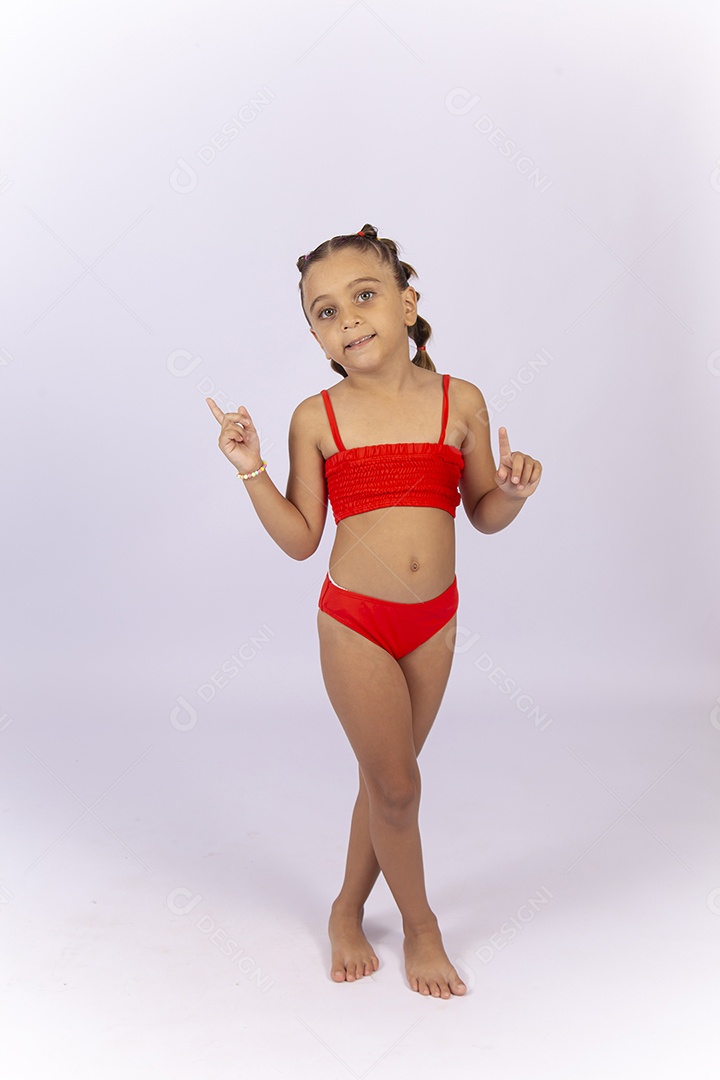 Criança vestida de biquini laranja sobre um fundo isolado branco.