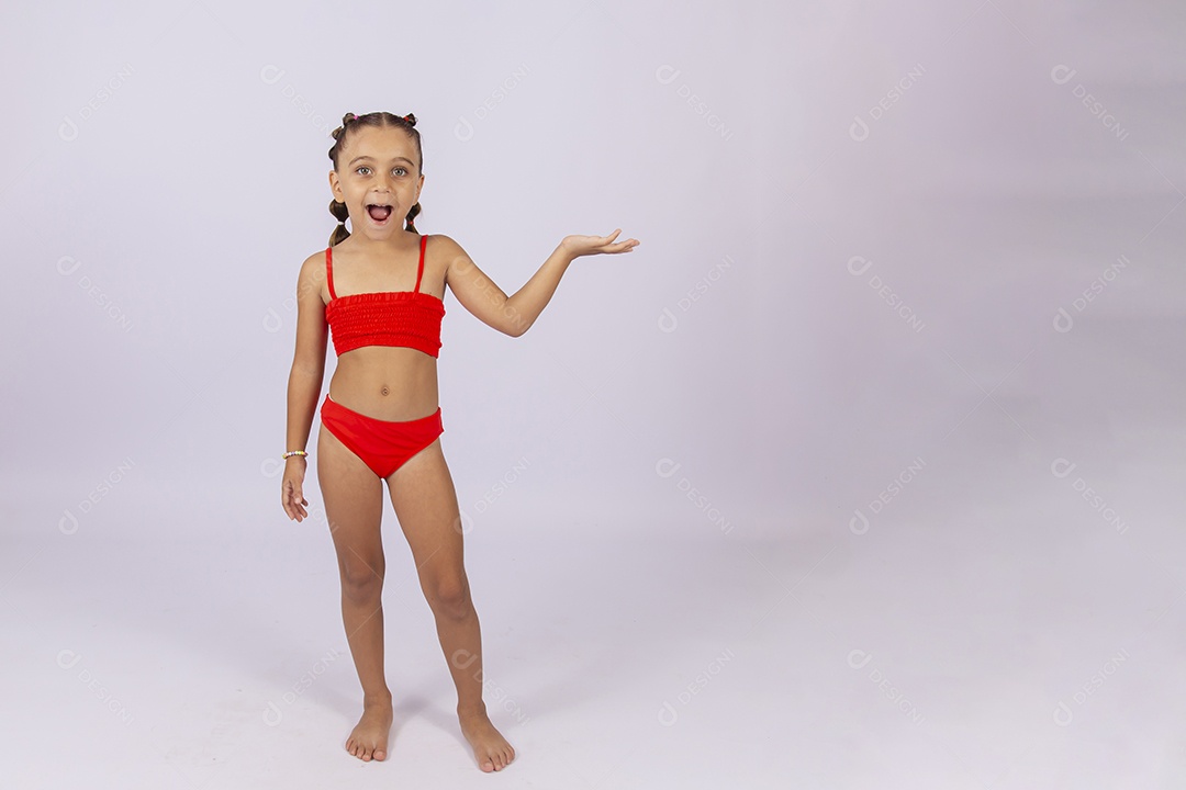 Criança vestida de biquini laranja sobre um fundo isolado branco.