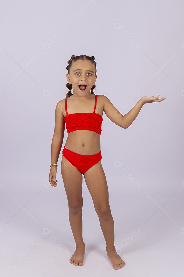 Criança vestida de biquini laranja sobre um fundo isolado branco.