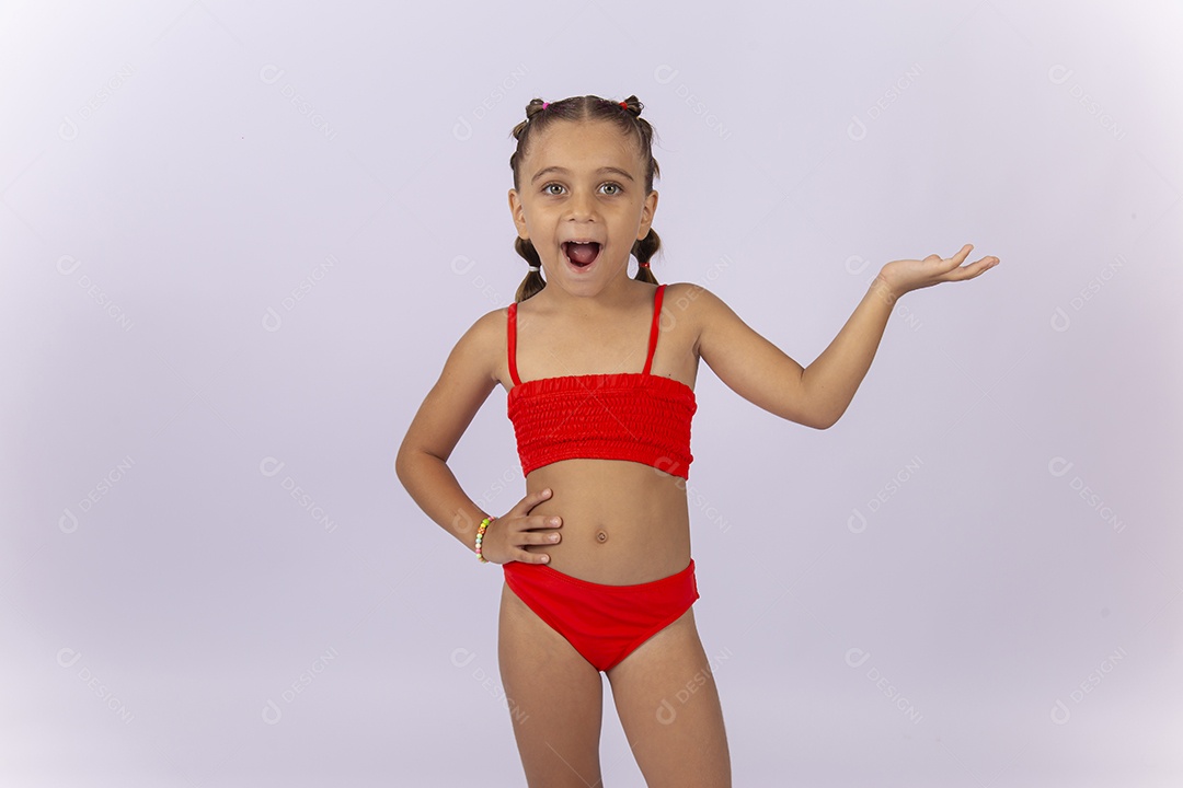 Criança vestida de biquíni laranja sobre um fundo isolado branco.