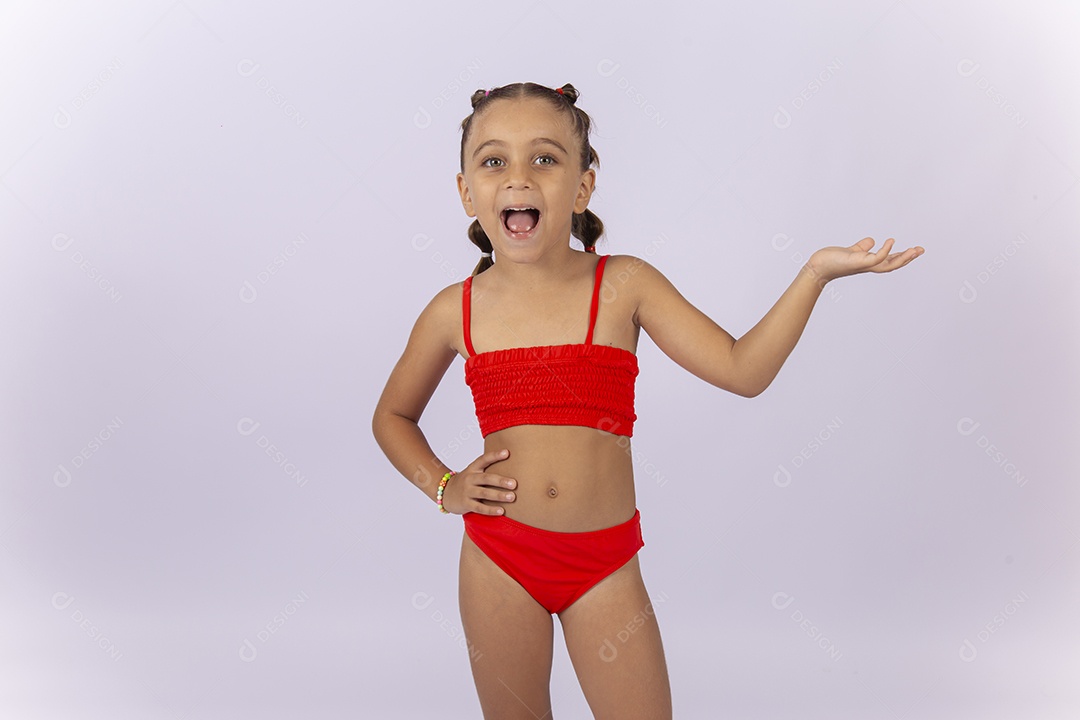 Criança vestida de biquíni laranja sobre um fundo isolado branco.