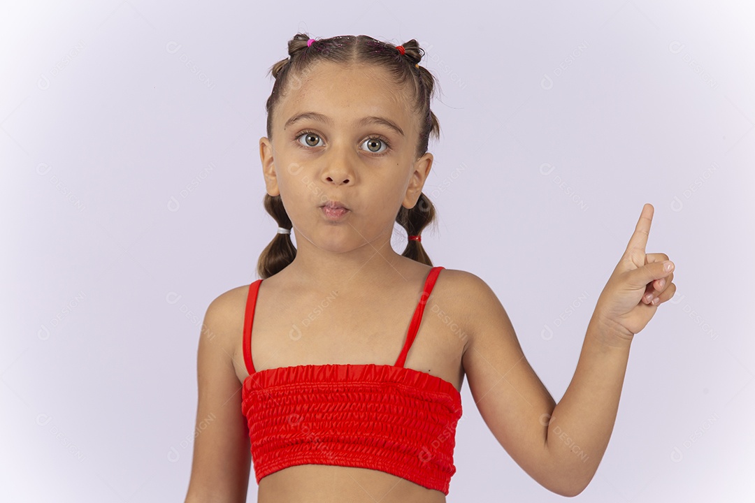 Criança vestida de biquíni laranja sobre um fundo isolado branco.