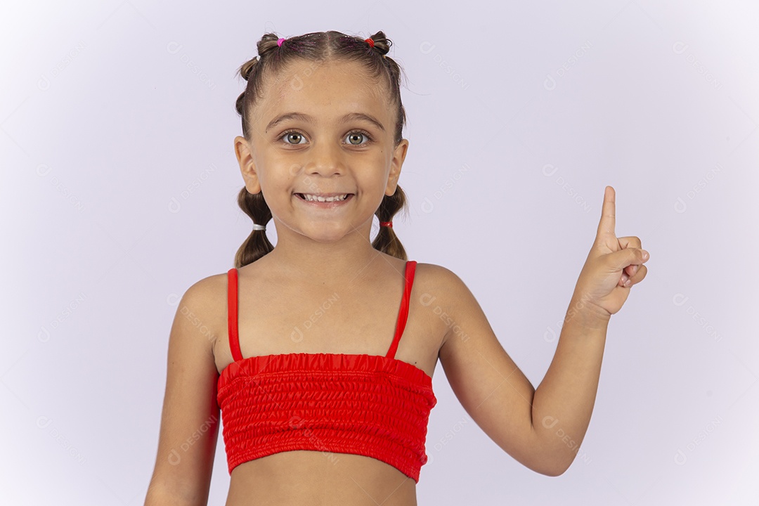 Criança vestida de biquíni laranja sobre um fundo isolado branco.