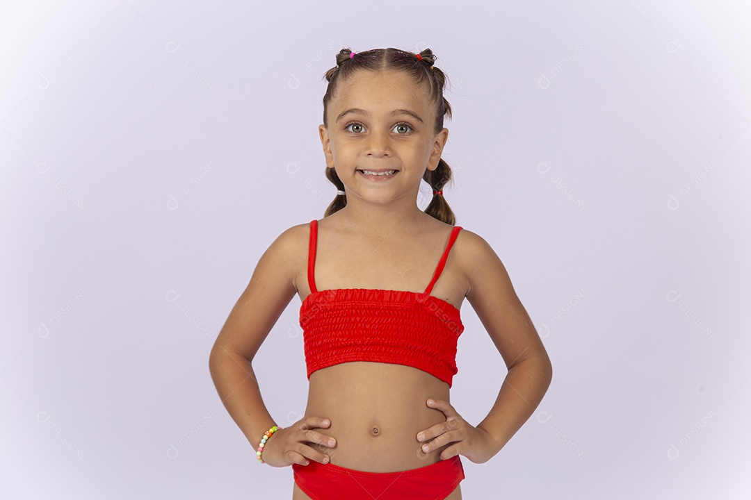 Criança vestida de biquíni laranja sobre um fundo isolado branco.