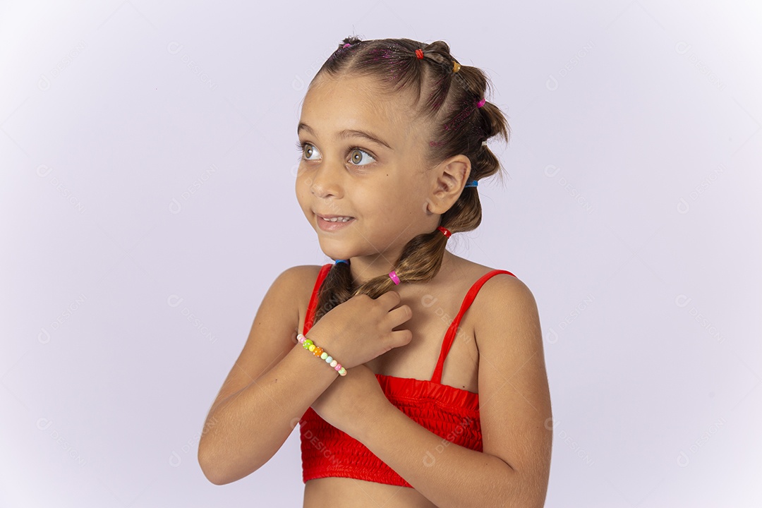 Criança vestida de biquíni laranja sobre um fundo isolado branco.