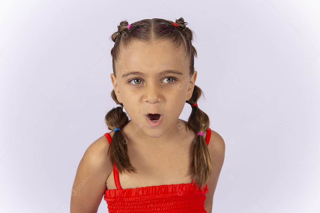 Criança vestida de biquíni laranja sobre um fundo isolado branco.