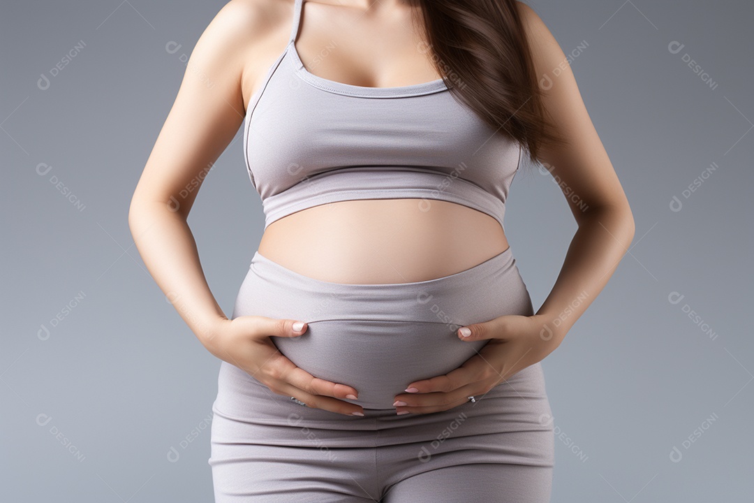Bela mulher mostrando barriga grossa e inflada sobre fundo desfocado