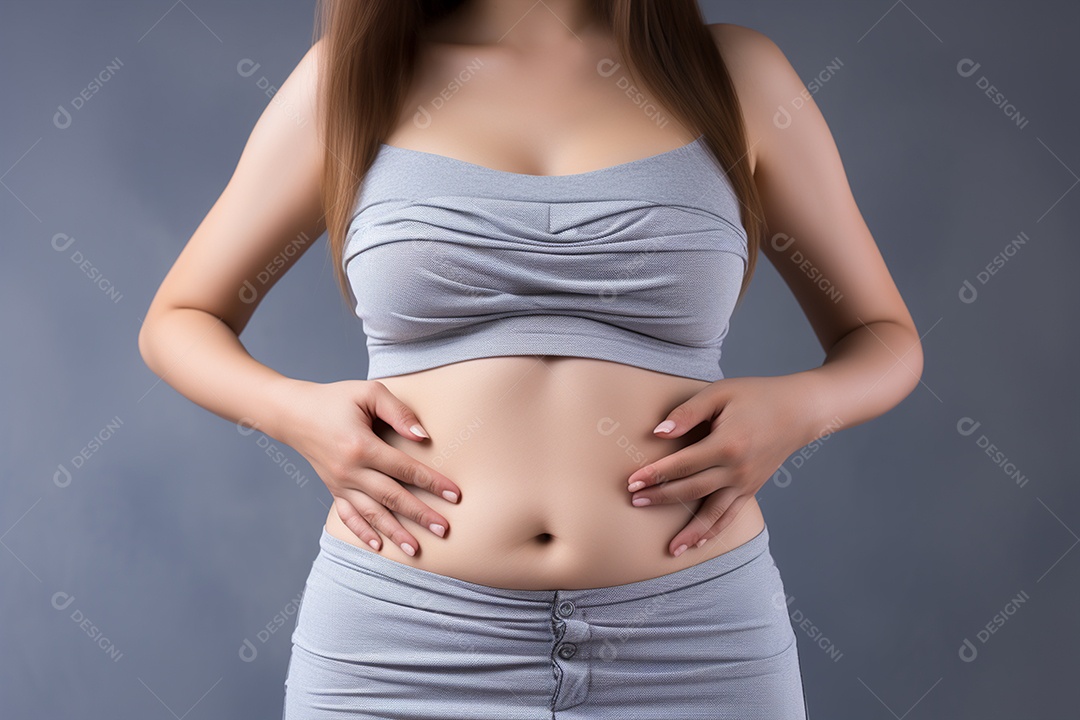 Bela mulher mostrando barriga grossa e inflada sobre fundo desfocado