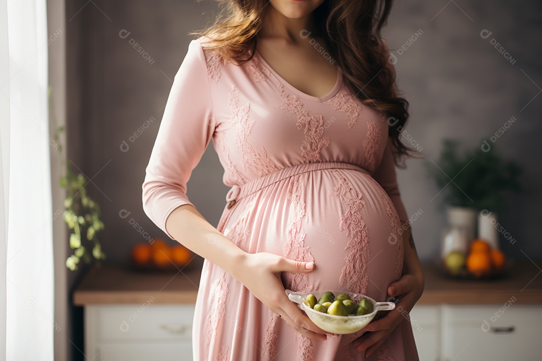 Bela mulher mostrando barriga grossa e inflada sobre fundo desfocado