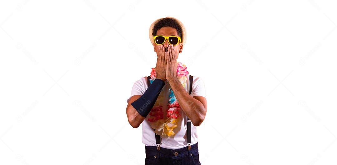 Homem negro com fantasia de carnaval brasileira isolada