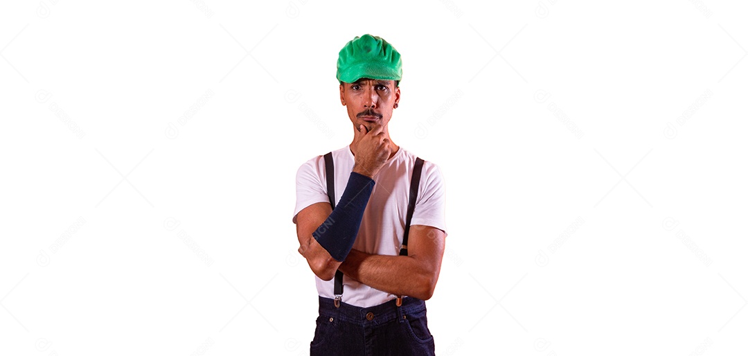 Homem negro com fantasia de carnaval brasileira isolada