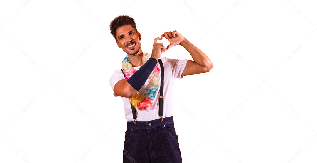 Homem negro com fantasia de carnaval brasileira isolada