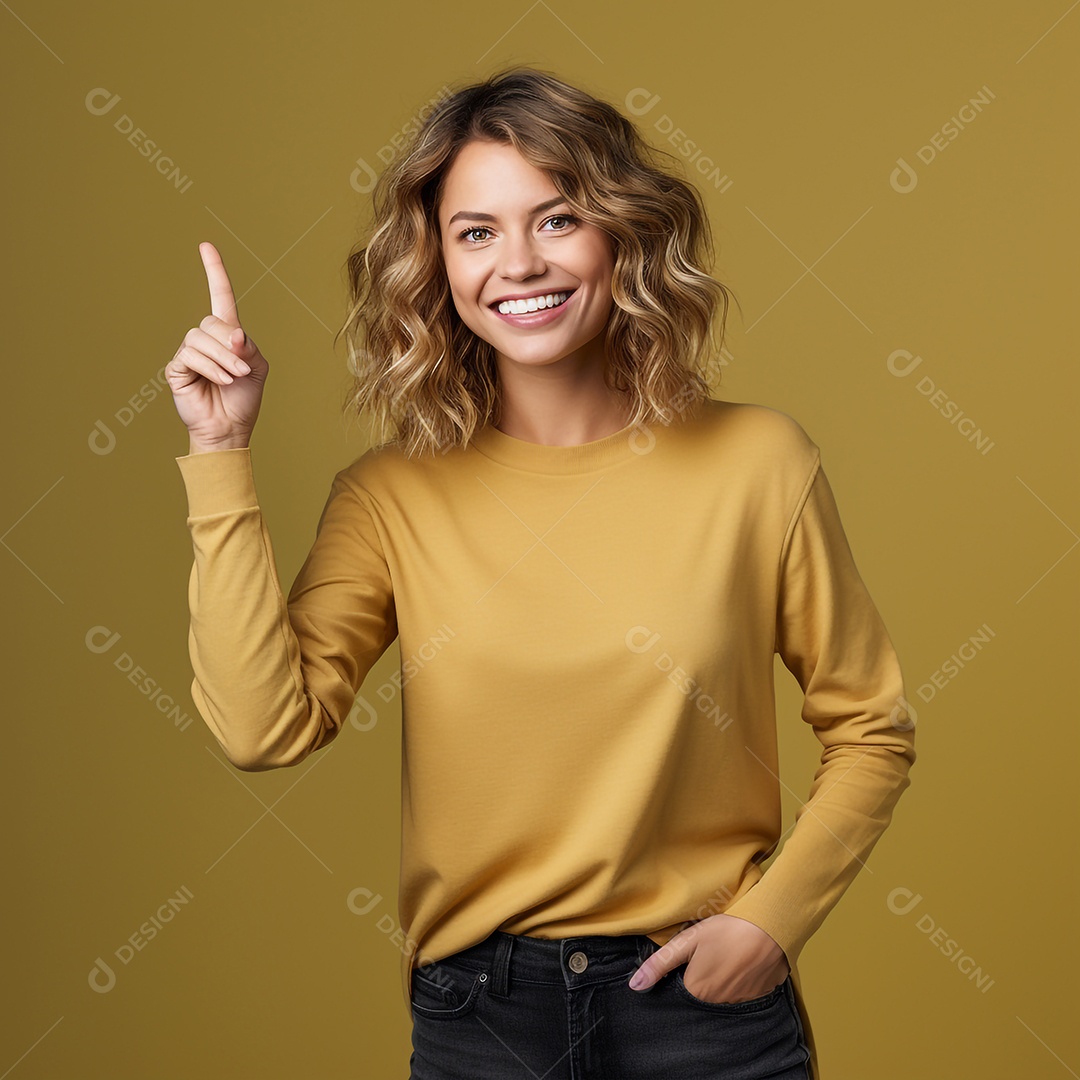 Uma linda mulher sorrindo apontando para cima