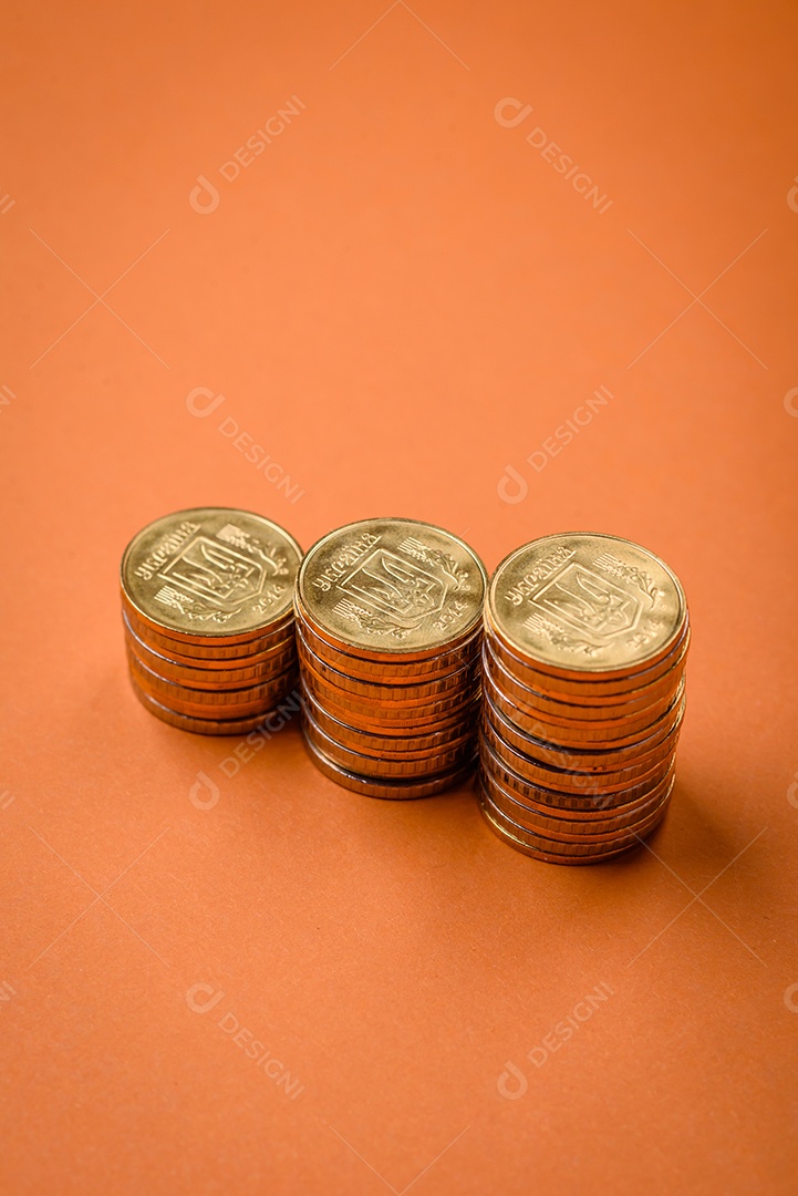 Uma pequena casa de madeira e a inscrição vendidas. Conceito de venda, aluguer de imóveis para uma família. Agência imobiliária, venda de casas e apartamentos novos