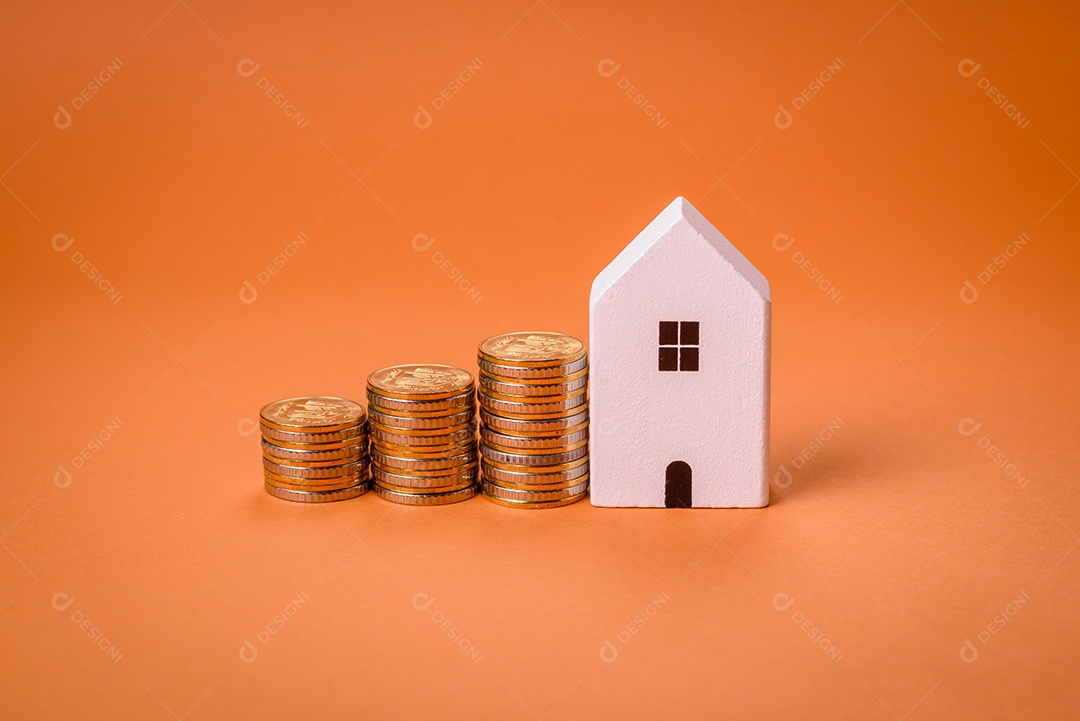 Uma pequena casa de madeira e a inscrição vendidas. Conceito de venda, aluguer de imóveis para uma família. Agência imobiliária, venda de casas e apartamentos novos