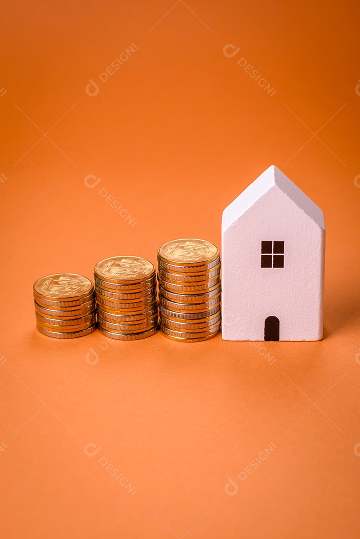 Uma pequena casa de madeira e a inscrição vendidas. Conceito de venda, aluguer de imóveis para uma família. Agência imobiliária, venda de casas e apartamentos novos