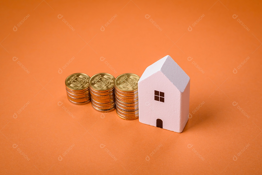 Uma pequena casa de madeira e a inscrição vendidas. Conceito de venda, aluguer de imóveis para uma família. Agência imobiliária, venda de casas e apartamentos novos