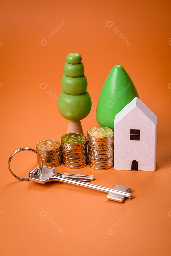 Uma casinha de madeira e chaves como ideia para investir na casa própria e atingir o objetivo de comprar um imóvel. Plano de fundo para sua ideia