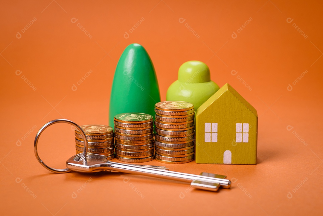 Uma casinha de madeira e chaves como ideia para investir na casa própria e atingir o objetivo de comprar um imóvel. Plano de fundo para sua ideia