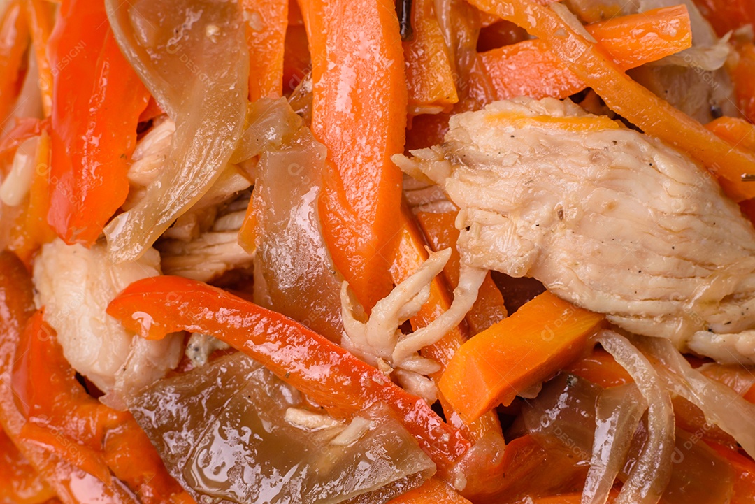 Delicioso ensopado fresco com frango ou peru com fatias de pimentão e cenoura com sal e especiarias sobre um fundo escuro de concreto