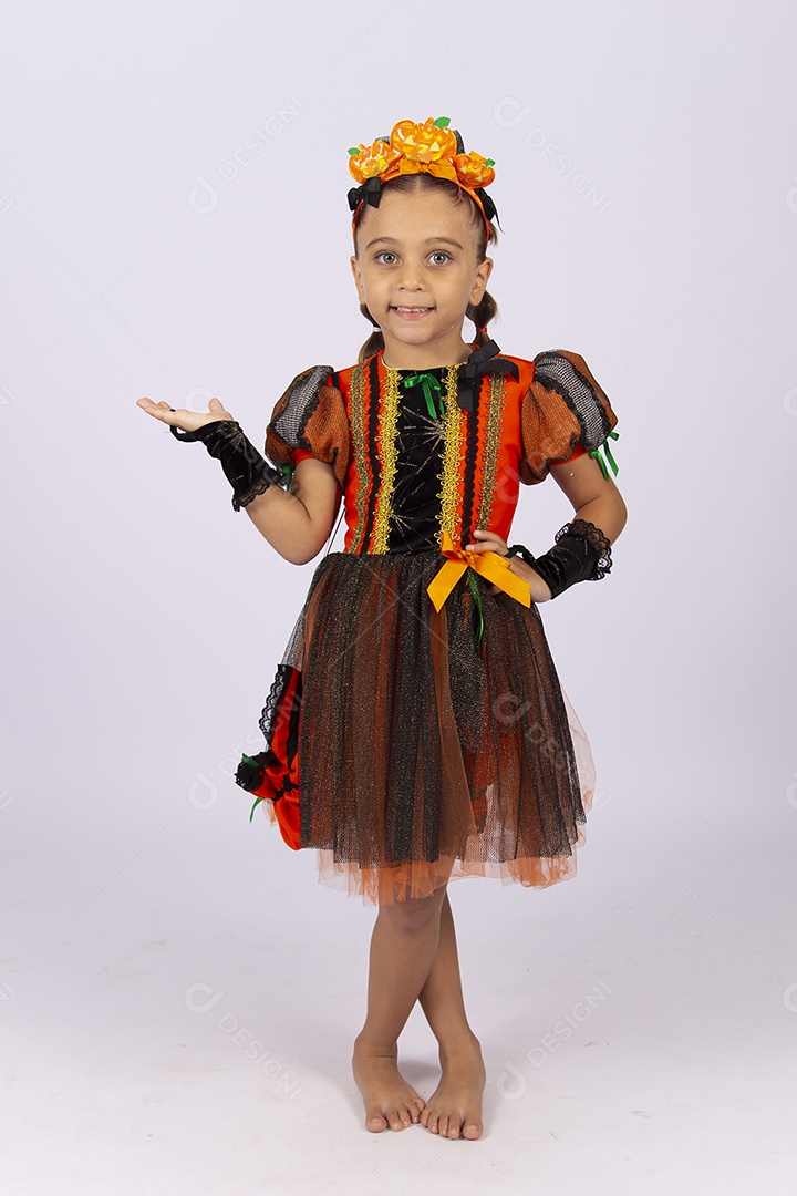 Linda menina fantasiada de bruxa sobre um fundo isolado branco.