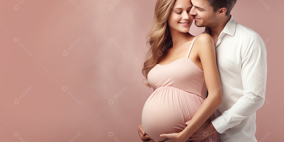 Lindo casal com mulher grávida em HD sobre fundo rosa isolado