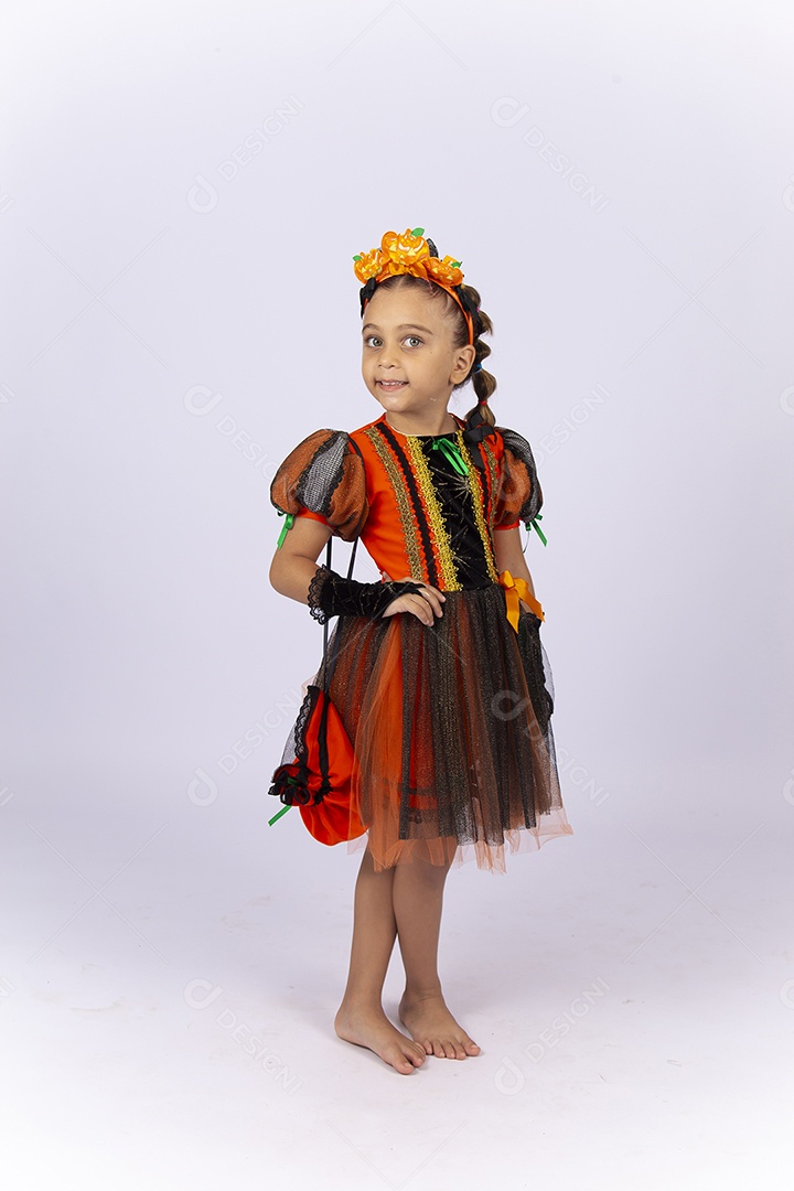 Linda menina fantasiada de bruxa sobre um fundo isolado branco.