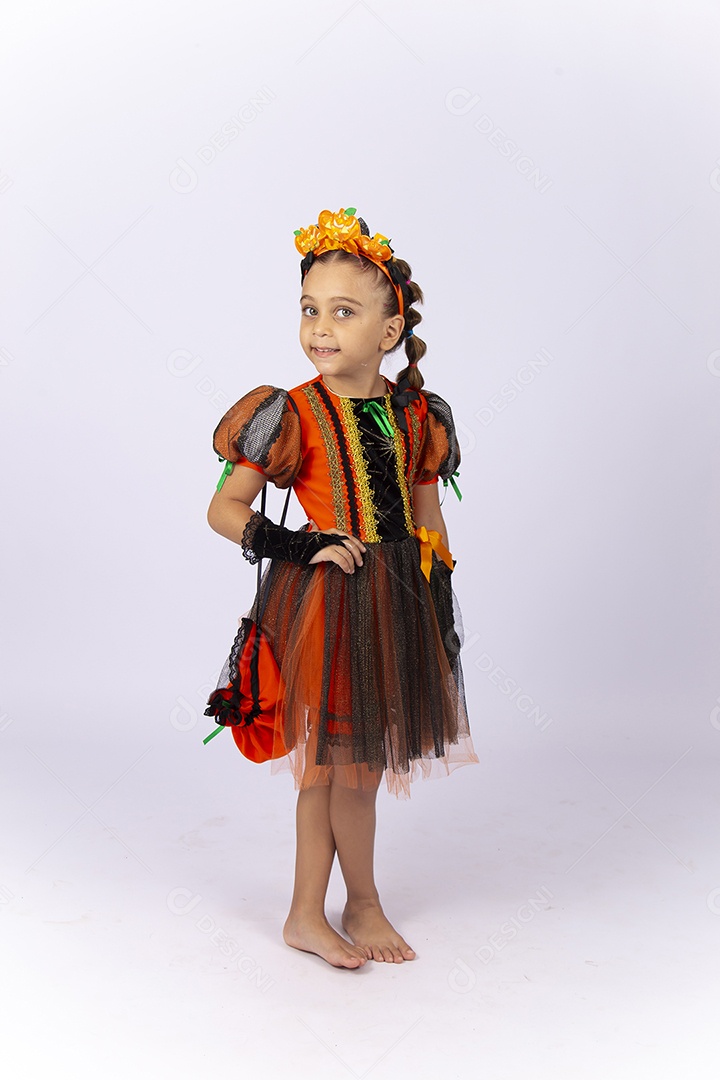 Linda menina fantasiada de bruxa sobre um fundo isolado branco.