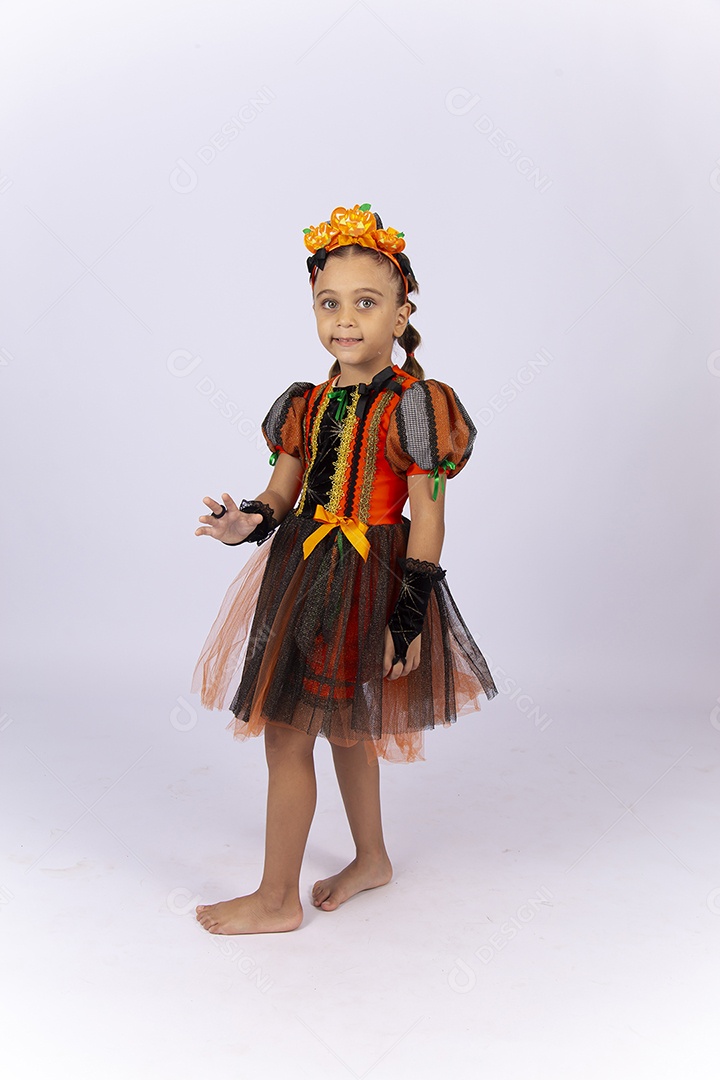 Linda menina fantasiada de bruxa sobre um fundo isolado branco.