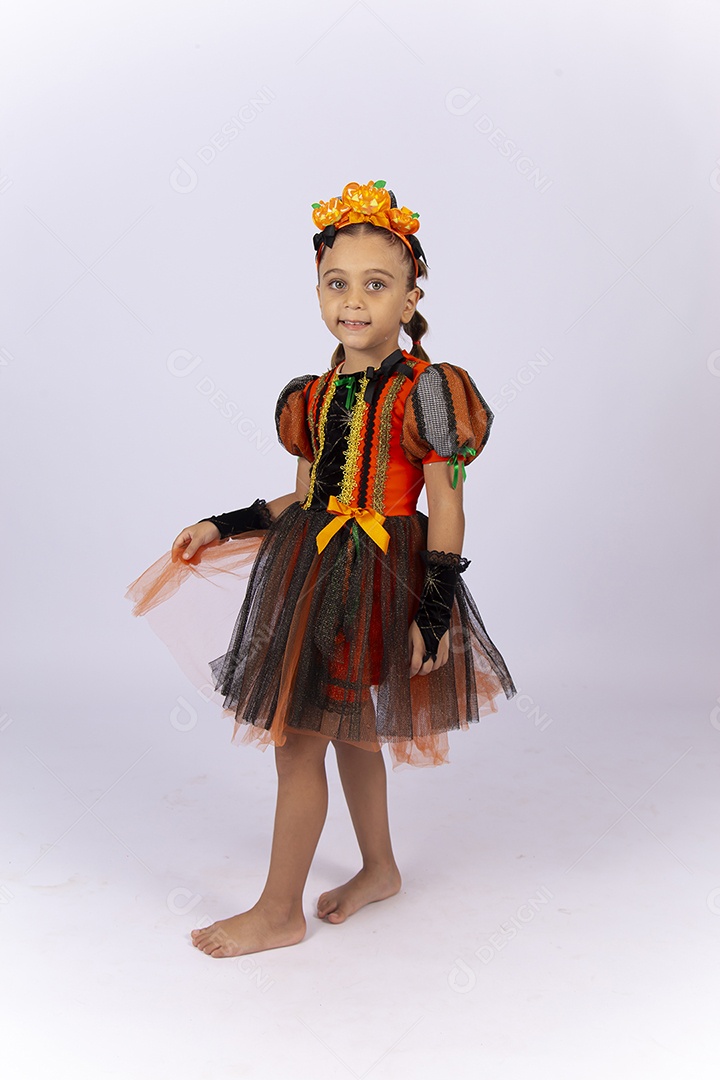 Linda menina fantasiada de bruxa sobre um fundo isolado branco.