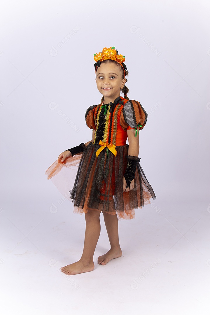 Linda menina fantasiada de bruxa sobre um fundo isolado branco.