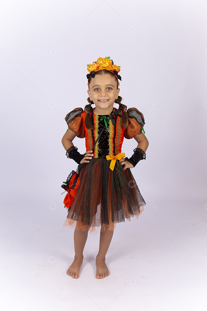 Linda menina fantasiada de bruxa sobre um fundo isolado branco.