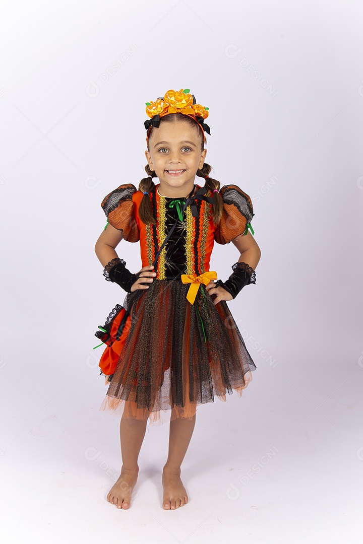 Linda menina fantasiada de bruxa sobre um fundo isolado branco.