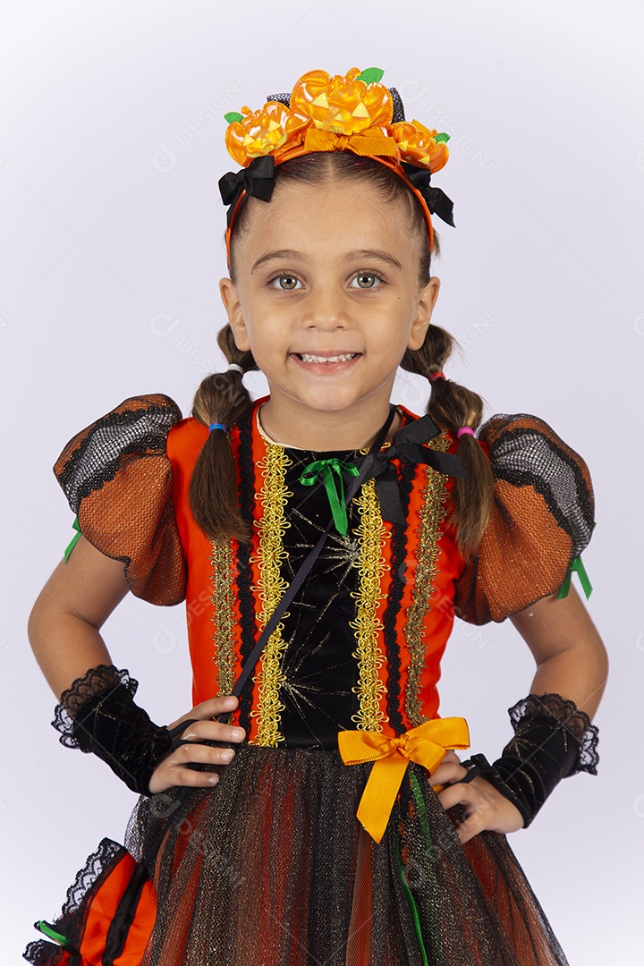 Linda menina fantasiada de bruxa sobre um fundo isolado branco.