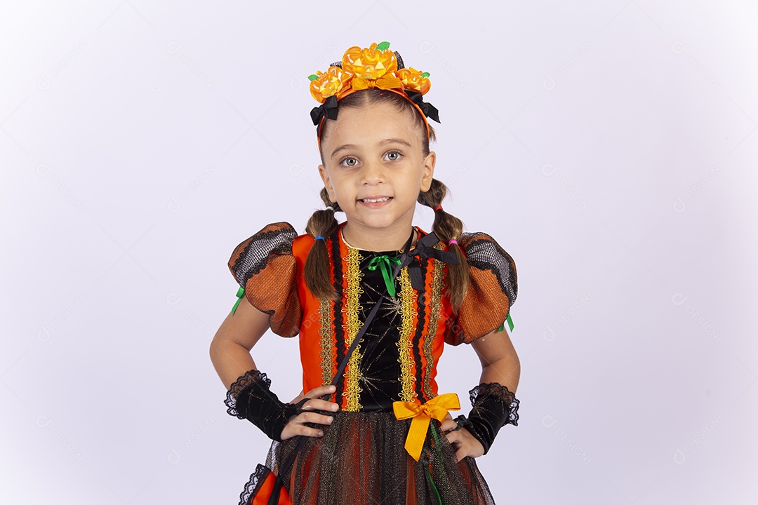 Linda menina fantasiada de bruxa sobre um fundo isolado branco.