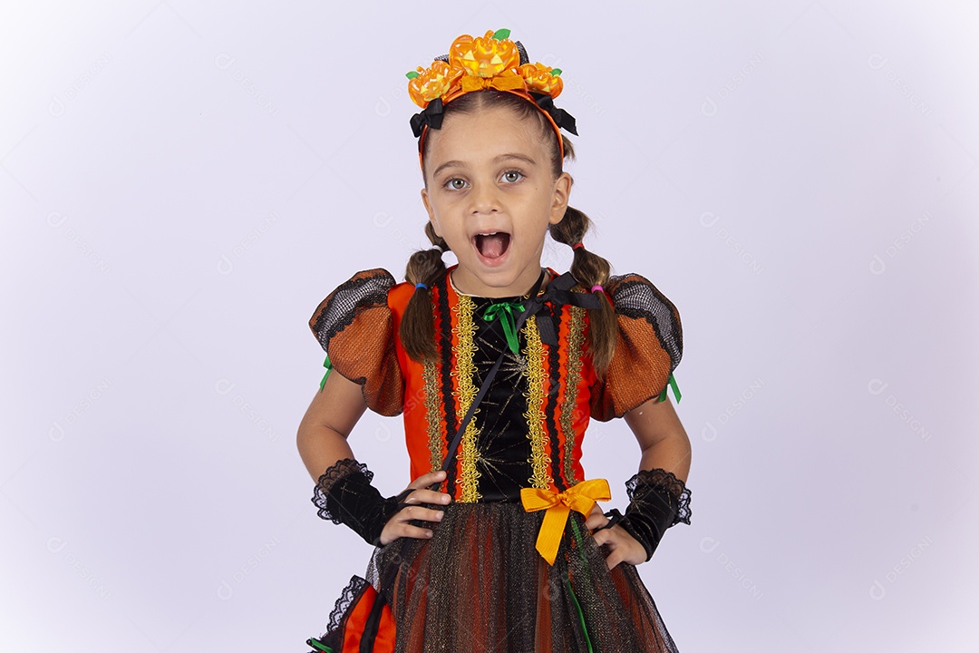 Linda menina fantasiada de bruxa sobre um fundo isolado branco.