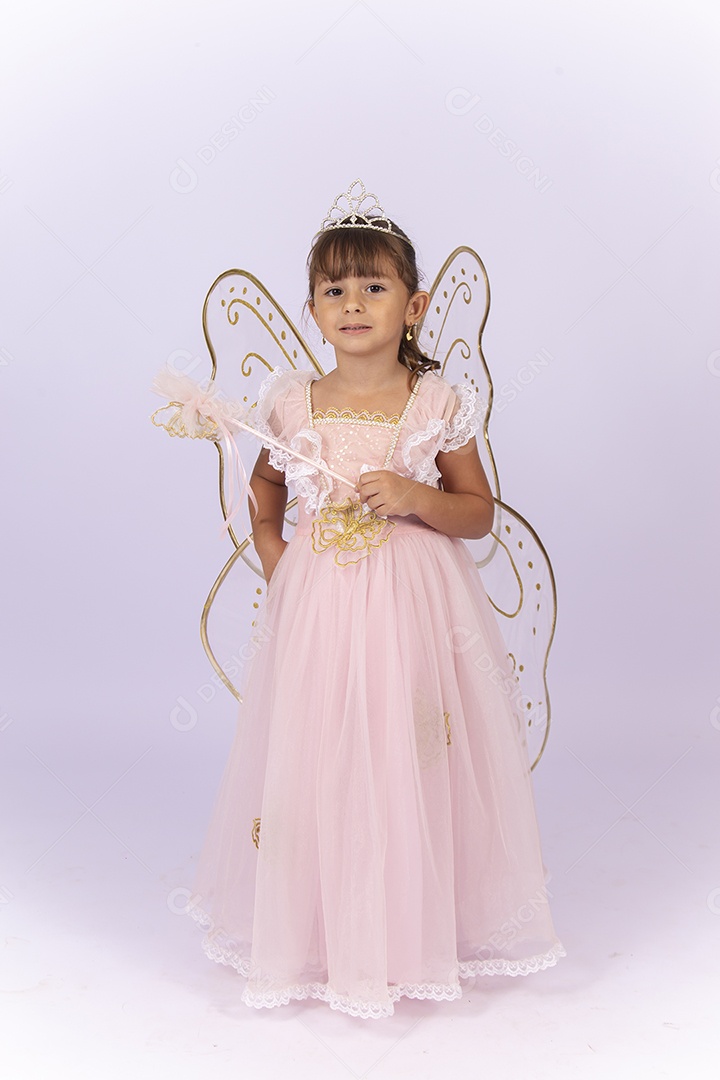 Linda menina fantasiada com arco de asas nas costas.