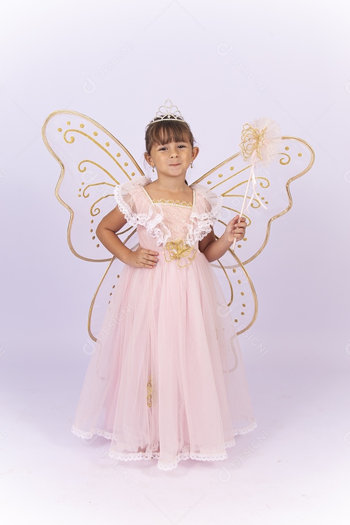 Linda menina fantasiada com arco de asas nas costas.
