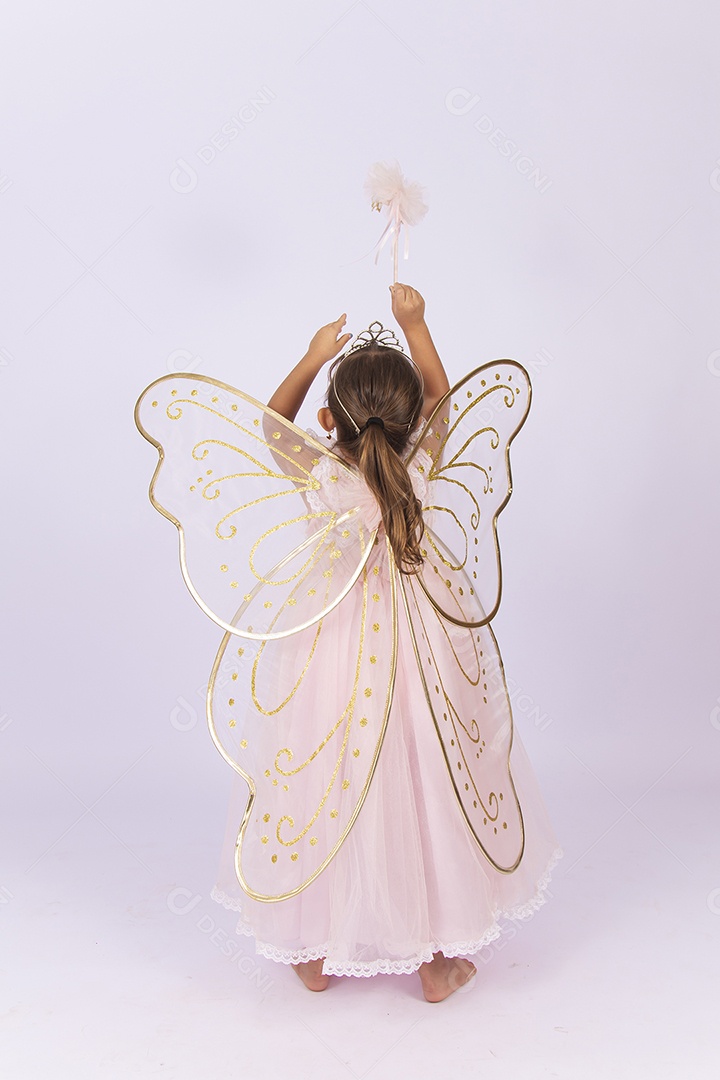 Menina de costas fantasiada sobre um fundo isolado branco.