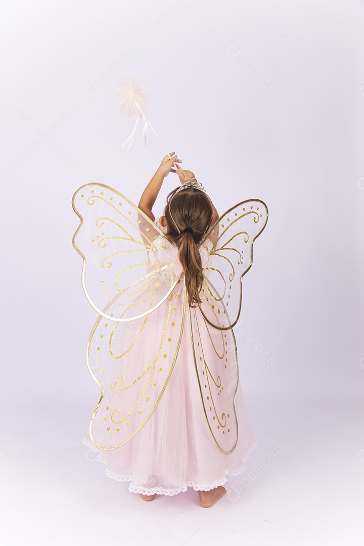 Linda menina de costas fantasiada com um arco de asa nas costas.