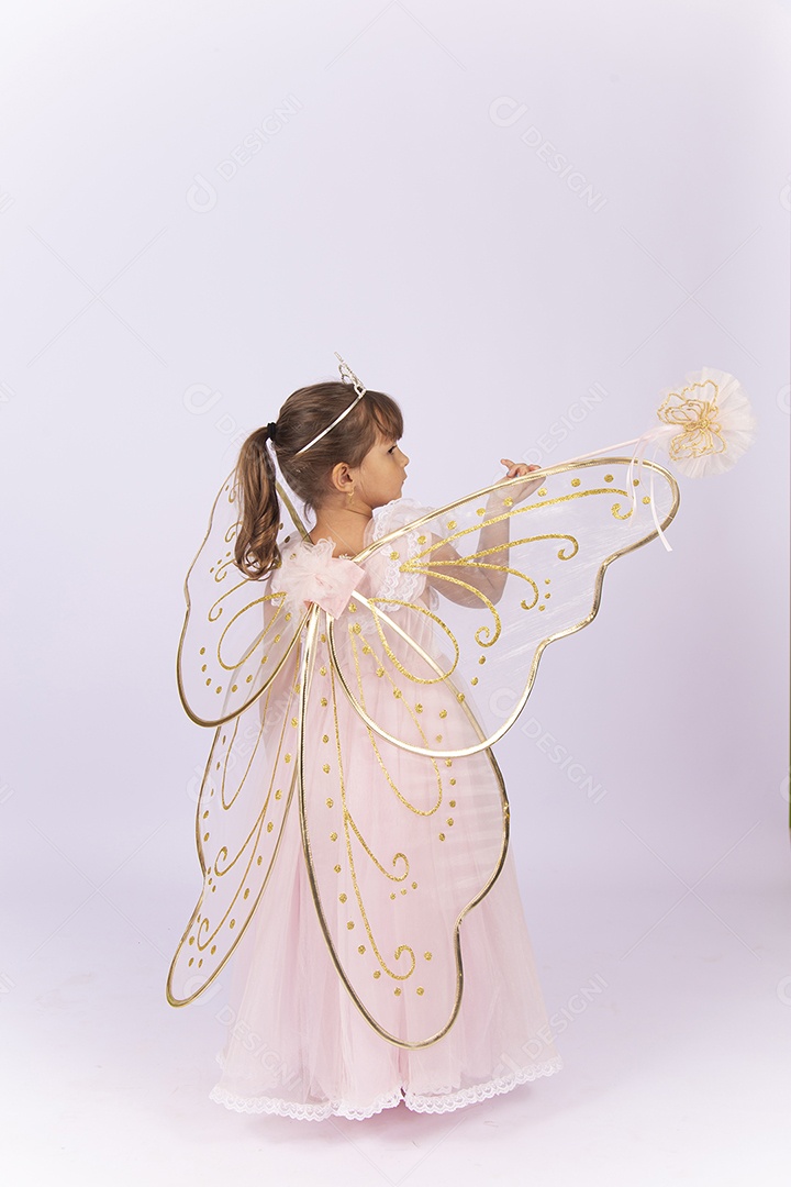 Menina de costas fantasiada sobre um fundo isolado branco.