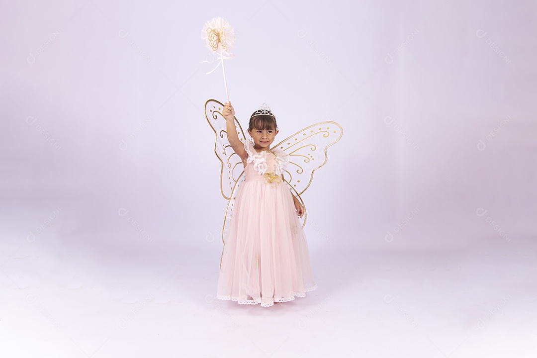 Linda menina fantasiada com arco de asas nas costas.