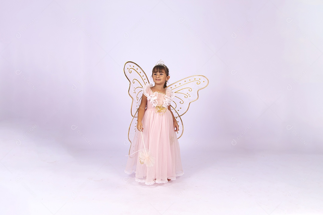 Linda menina fantasiada com arco de asas nas costas.
