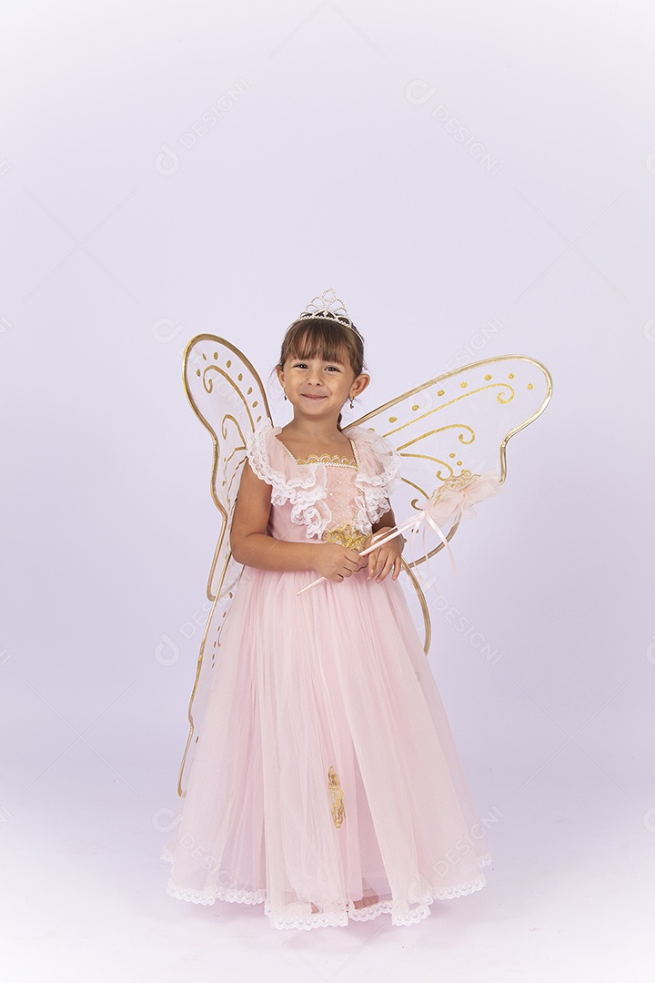 Linda menina fantasiada com arco de asas nas costas.