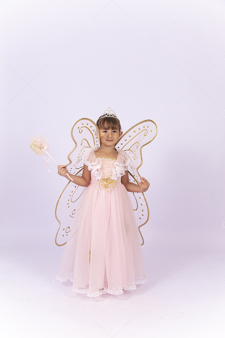 Linda menina fantasiada com vestido e asas estilo uma fada.