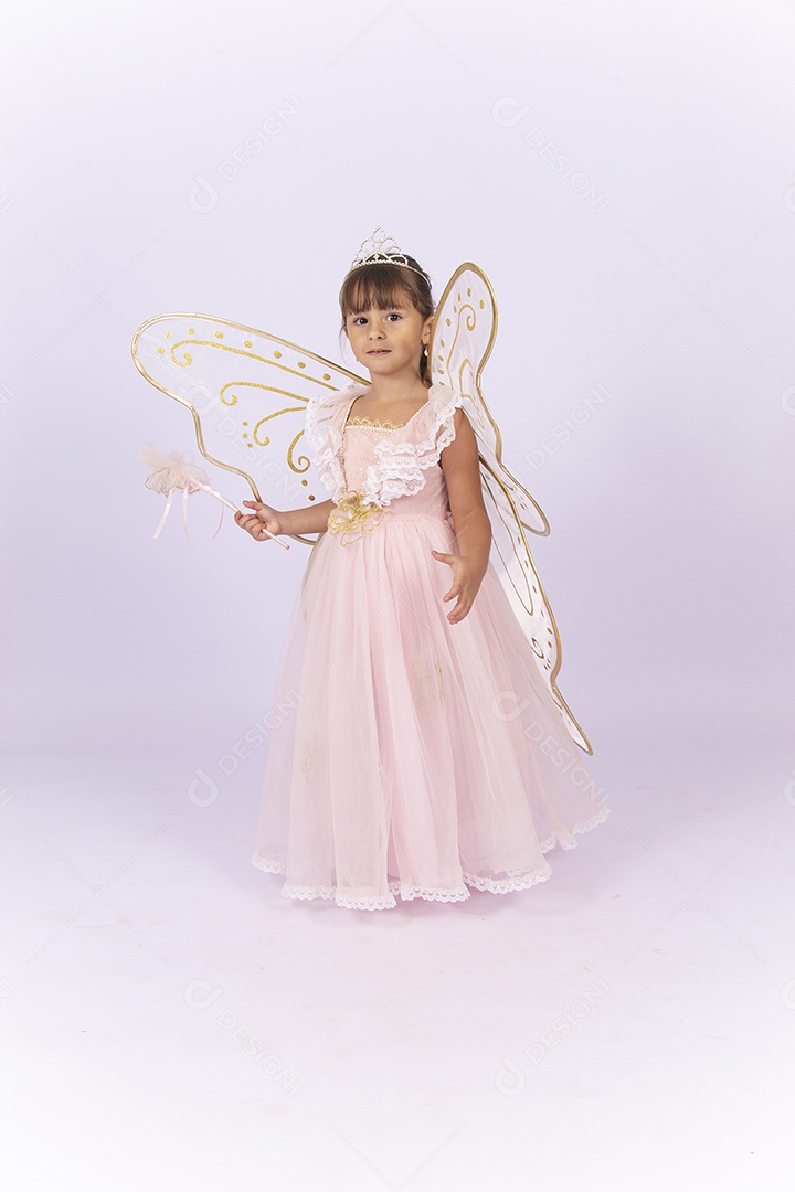 Linda menina fantasiada com vestido e asas estilo uma fada.