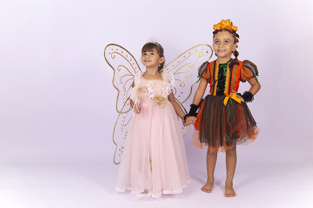 Crianças fantasiadas sobre um fundo isolado branco.