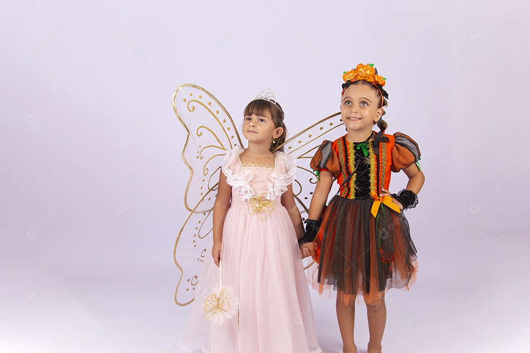 Crianças fantasiadas sobre um fundo isolado branco.